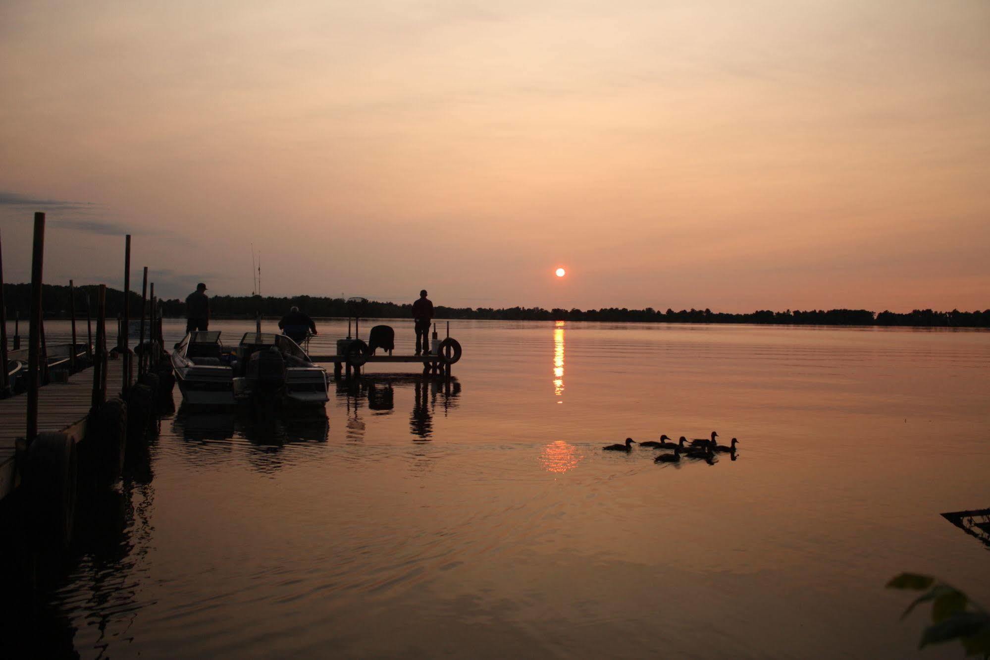 Lake Dalrymple Resort Lagoon City Exterior photo